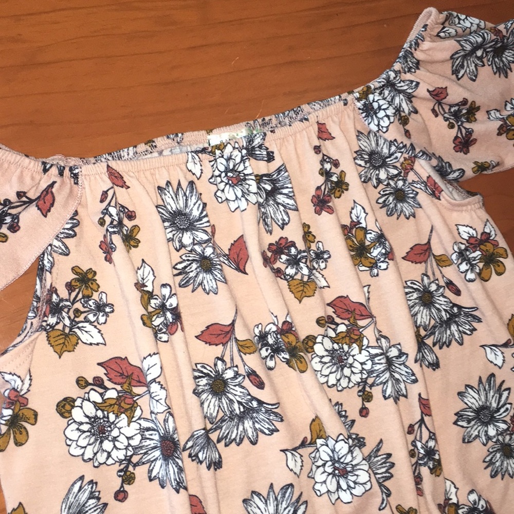 Floral of the shoulder shirt